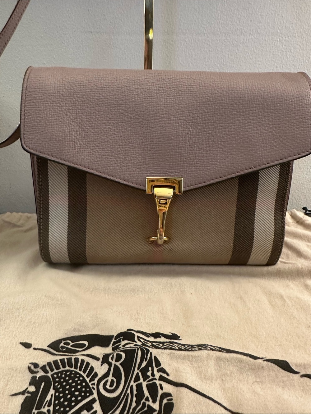 Burberry Derby Calfskin House Check Small Macken Crossbody Bag Pale Orchid - Picture 2 of 15